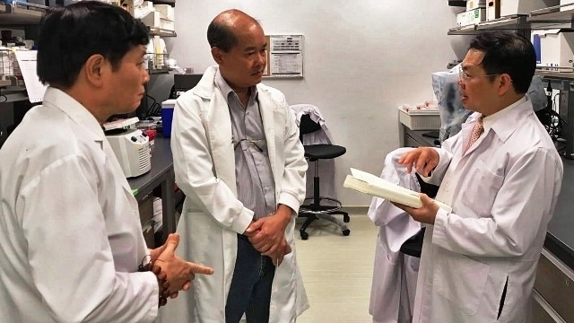 Prof. Dr. Phan Toan Thang (middle) in a laboratory in Singapore