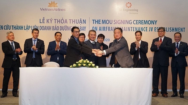 The signing ceremony between Vietnam Airlines and ST Engineering Aerospace