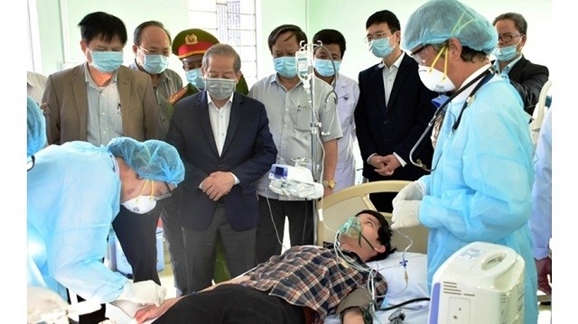 The Phu Vang District Medical Centre staff during a rehearsal treating a suspected nCoV patient under the guidance of the Ministry of Health. (NDO/Cong Hau)