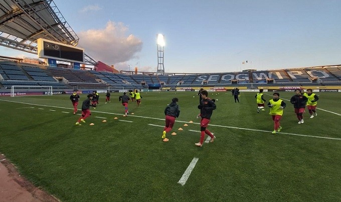 Vietnamese players practise at the Jeju World Cup Stadium.