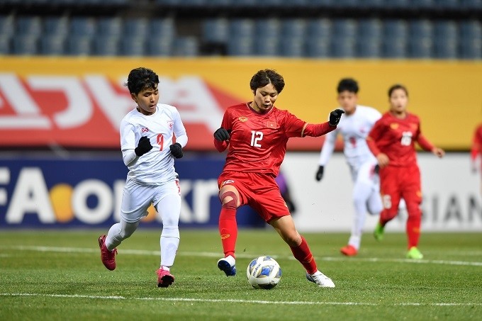The Vietnamese women's team (in red) play a dominant match against their Myanmar opponents. (Photo: AFC)