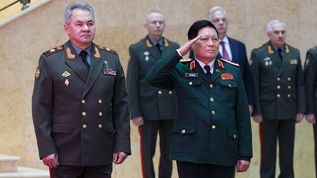 Vietnamese Minister of Defence Ngo Xuan Lich (R) and his Russian counterpart Sergey Shoigu at an official reception during the former’s visit to Russia. (Photo: NDO/Nam Dong)
