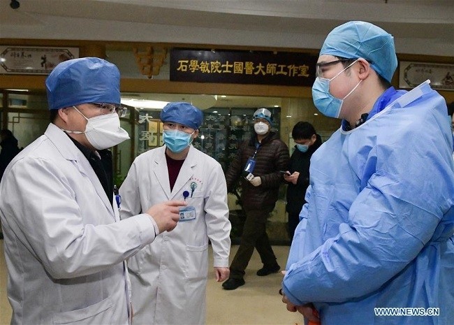 A doctor speaks with a cured novel coronavirus pneumonia patient in Wuhan, central China's Hubei Province, Feb. 6, 2020. A total of 23 novel coronavirus pneumonia patients were cured and discharged from hospital on Feb.6 after integrated treatment with traditional Chinese medicine (TCM) and Western medicine. (Photo: Xinhua)