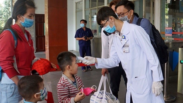 Passengers arriving in Ho Chi Minh City via Saigon Railway Station have their body temperature measured. (Photo: NDO)