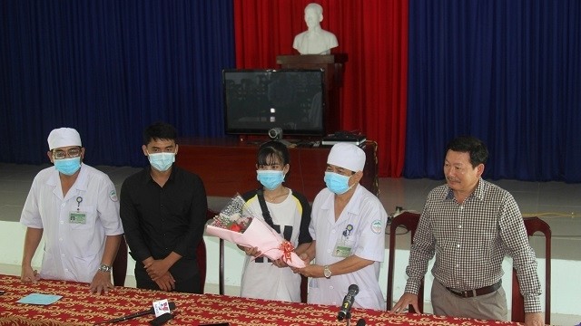 A female receptionist infected with nCoV (C) in Khanh Hoa Province has been cured and released from hospital. (Photo: suckhoedoisong.vn)