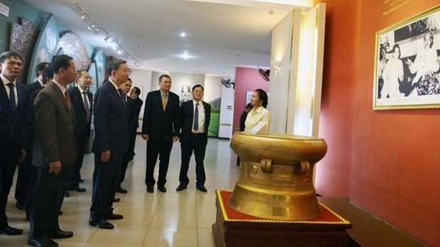 Minister of Public Security To Lam and his entourage visit the Ho Chi Minh relic site in Khammuane province of Laos. (Photo: VNA)