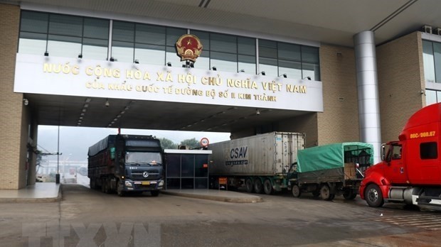 Trucks traverse Kim Thanh International Border Gate No. 2. (Photo: VNA)