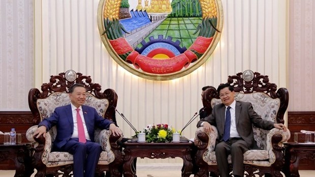 Minister of Public Security To Lam (L) and Lao Prime Minister Thongloun Sisoulith (Photo: VNA)