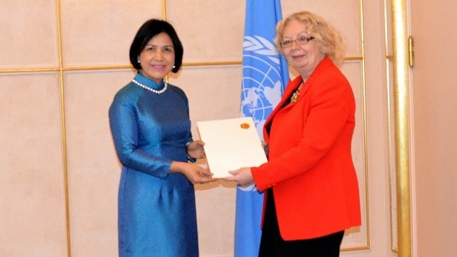 Ambassador Le Thi Tuyet Mai (L) presents her credentials to Director-General of the UN Office Tatiana Valovaya. (Photo: VNA)