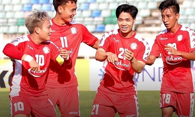 Forward Nguyen Cong Phuong (no. 21) celebrates with teammates after levelling the score 2-2 for Ho Chi Minh City. (Photo: HCM City FC)