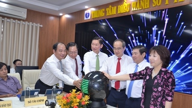 Politburo member Nguyen Thien Nhan and other delegates launch the pilot model of the smart health operation centre. (Photo: NDO)