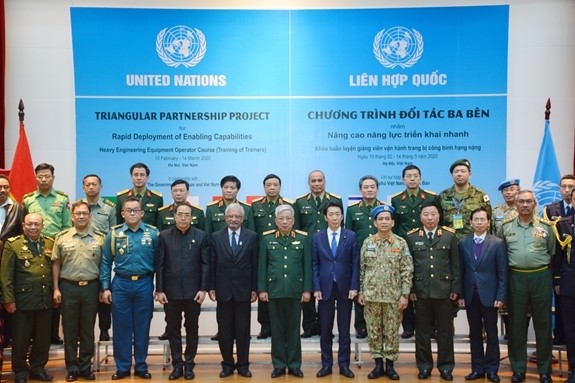 Delegates pose for a photo at the opening ceremony of the training course. (Photo: qdnd.vn)