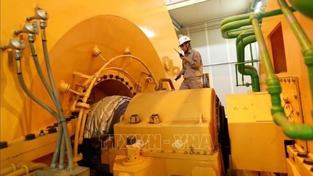 Checking a machine at the Thai Binh 1 thermal power plant, a project built with Japanese ODA (Photo: VNA)