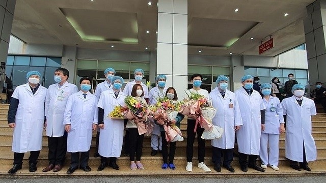 Doctors congratulate three nCoV patients on their discharge from hospital, Hanoi, February 10, 2020. (Photo: NDO/Thien Lam)