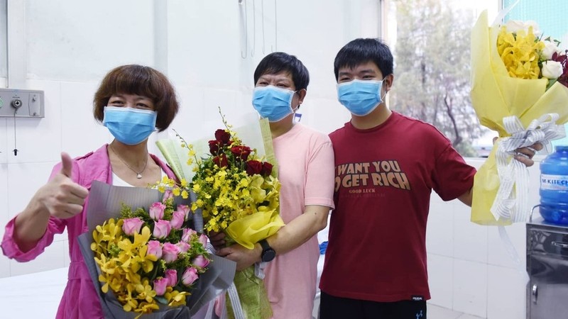 Chinese patient Li Ding (middle) was discharged from Cho Ray Hospital on February 12. (Photo: tuoitre.vn)