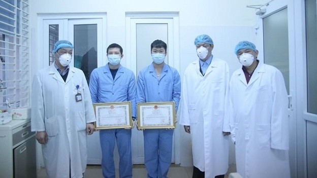 Officials from the Ministry of Health awarded Certificates of Merit to doctors who accompanied a delegation of 30 Vietnamese citizens returning home from Wuhan, China. (Photo: NDO/Hai Ngo)