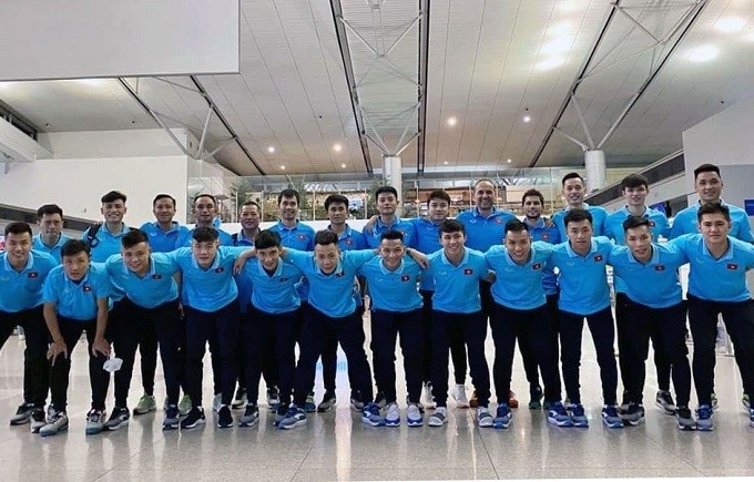 Members of the Vietnamese futsal team pose for a photo at Tan Son Nhat Airport in HCM City before their departure for Spain. (Photo: VFF)