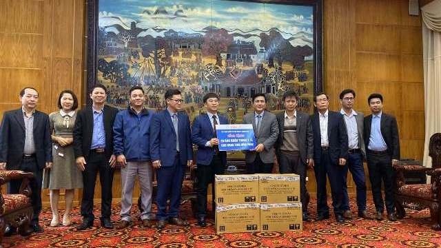 Representatives from Aikya Pharma present 20,000 medical masks to Vinh Phuc Province’s authorities to support the province in coping with Covid-19, Vinh Phuc, February 13, 2020.