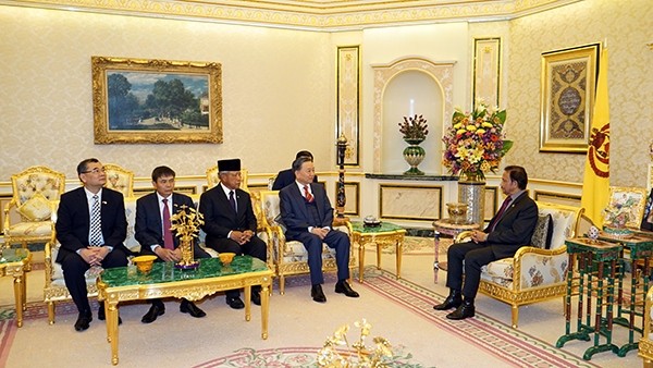 The meeting between Minister of Public Security Gen. To Lam (second, right) and Sultan of Brunei Haji Hassanal Bolkiah (first, right) on February 15. (Photo: cand.com.vn)