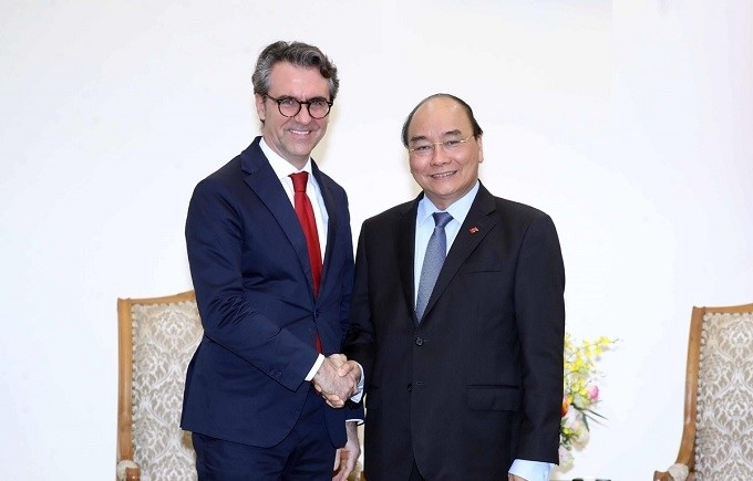 Prime Minister Nguyen Xuan Phuc (R) and Ambassador Pier Giorgio Aliberti, head of the EU delegation to Vietnam. (Photo: VNA)