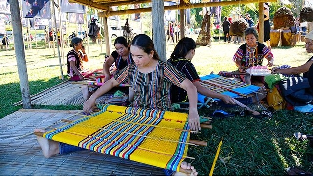 Co Ho ethnic women practicing brocade weaving 