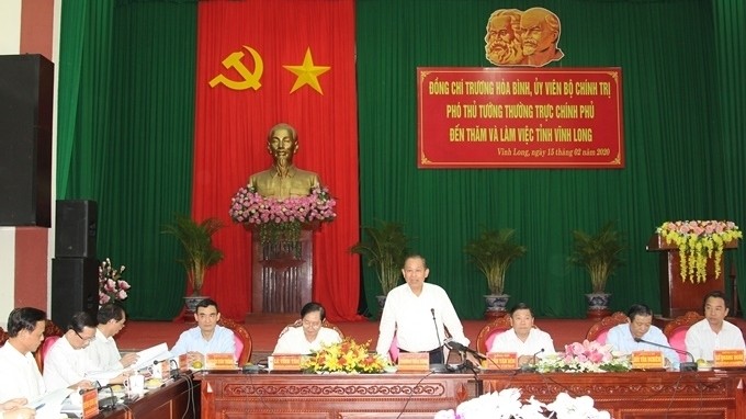 Deputy PM Truong Hoa Binh speaking at the working session with leaders of Vinh Long province. 