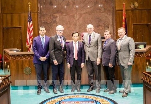 Vietnamese Ambassador to the US Ha Kim Ngoc (third from left) poses with officials from the important committees of the Arizona State Legislature. (Photo: VNA)