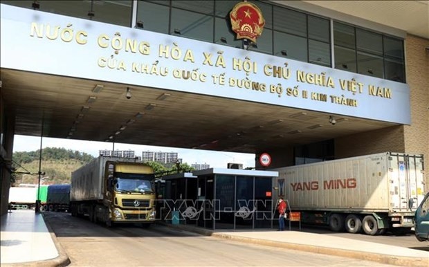 Trucks carrying farm produce go through Vietnam's border gate (Photo: VNA)