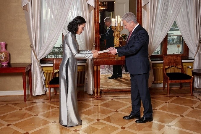 Vietnamese Ambassador Dang Thi Hai Tam presents her credentials to Finnish President Sauli Niinistö. (Photo: baoquocte.vn)