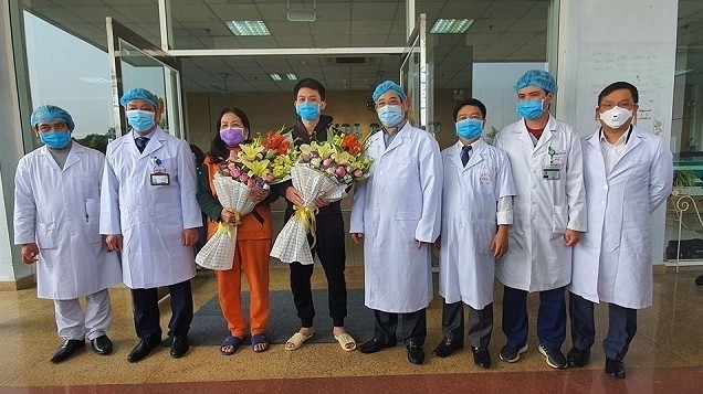 Doctors at the National Hospital of Tropical Diseases congratulate two Vinh Phuc patients on their recovery from Covid-19, Hanoi, February 18, 2020. (Photo: NDO/Lam Tran)