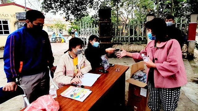 Free face masks distributed to local residents in Son Loi commune, Binh Xuyen district, Vinh Phuc province. (Photo: NDO/Duc Tung)