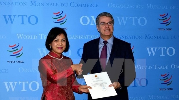 Vietnamese Ambassador Le Thi Tuyet Mai (left) and WTO Director-General Roberto Azevedo. (Photo: VNA)