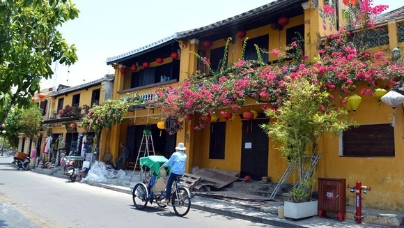 Hoi An features ancient temples, houses and stores built around canals and pedestrian bridges. (Photo: SGGP)