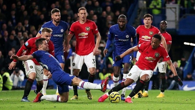 Soccer Football - Premier League - Chelsea v Manchester United - Stamford Bridge, London, Britain - February 17, 2020 Manchester United's Anthony Martial in action with Chelsea's Cesar Azpilicueta. (Photo: Reuters)