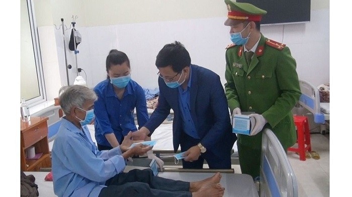 An elderly inpatient in Thanh Hoa Province receives free medical masks distributed by the province’s Youth Union. (Photo: NDO/Mai Luan)