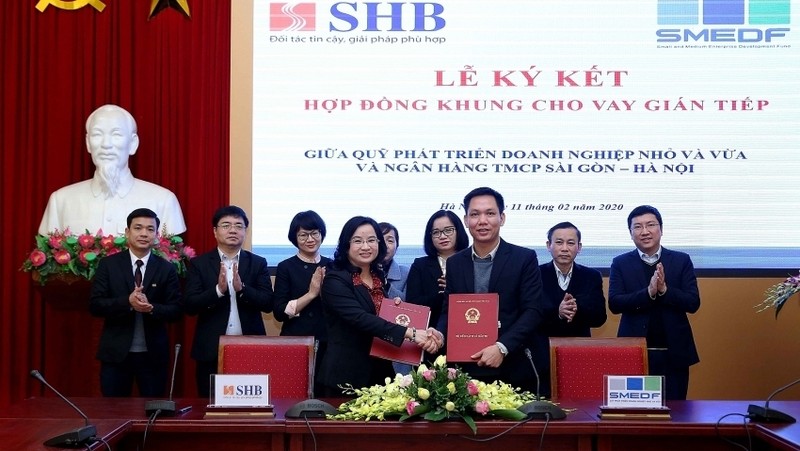 The SMEDF signs a framework contract on indirect lending with SHB. (Photo: vir.com.vn)