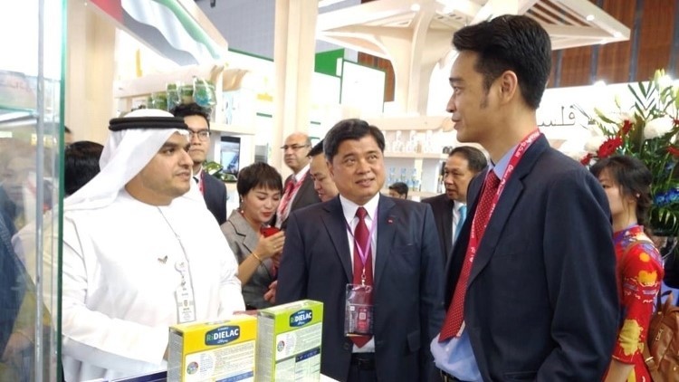 Deputy Minister of Agriculture and Rural Development Tran Thanh Nam (C) visits Vinamilk's booth at the fair.