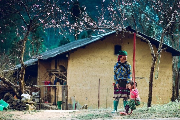 A grandmother and her grandchild in Sung La, Dong Van, Ha Giang.