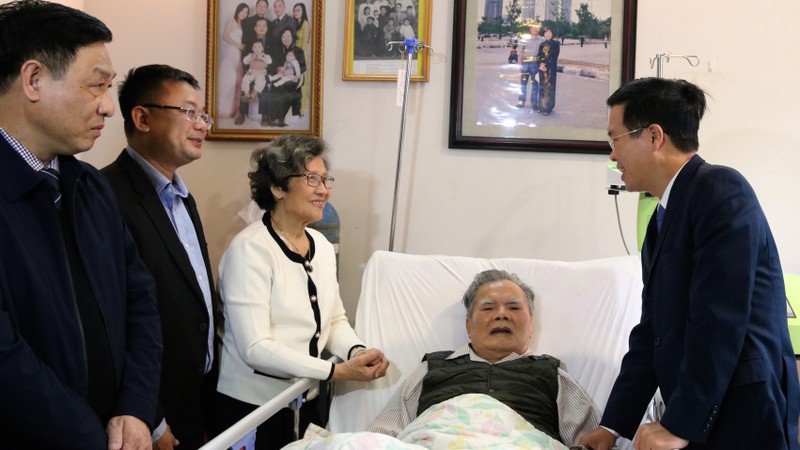 Politburo member Vo Van Thuong (right) conveys his best wishes to Professor and Doctor Ha. (Photo: tuyengiao.vn) 