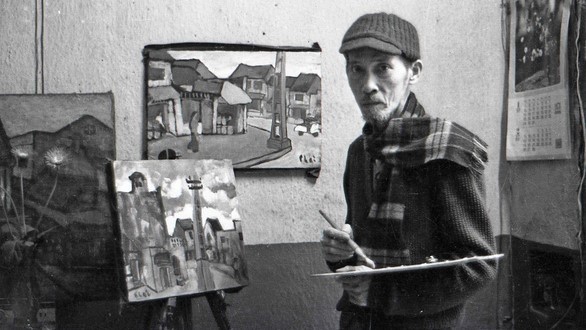 A photo on painter Bui Xuan Phai at his home studio in Thuoc Bac Street, Hanoi, in 1986.