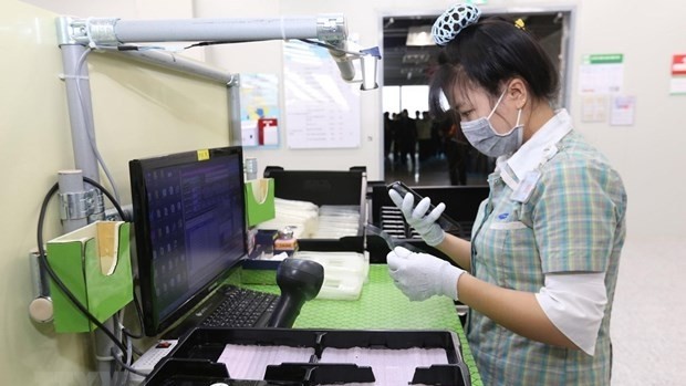 A worker in a factory of Samsung Electronics in Vietnam (Photo: VNA)