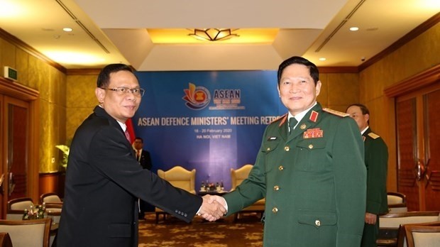 Defence Minister Gen. Ngo Xuan Lich (R) and Secretary General of the Indonesian Defence Ministry Agus Setiadji (Photo: VNA) 