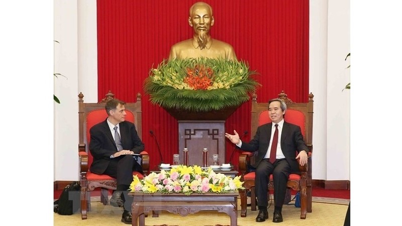 Head of the Party Central Committee’s Economic Commission Nguyen Van Binh (R) and US Deputy Assistant Secretary of the Treasury for Asia Robert Kaproth (Photo: VNA) 