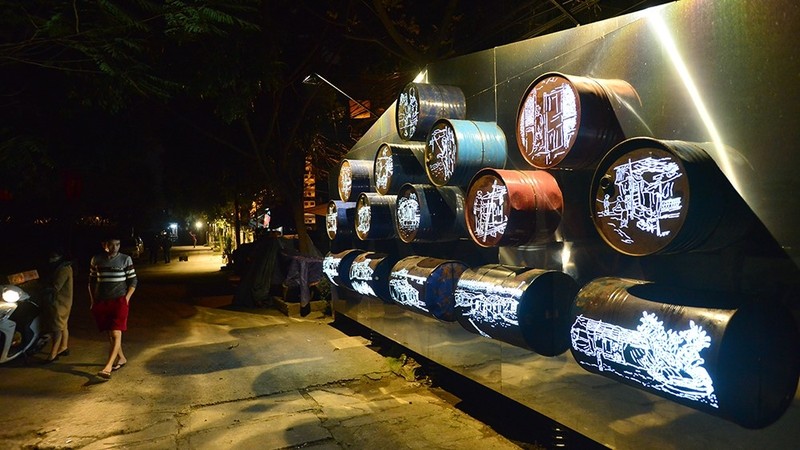 The road along the Red River in Phuc Tan Ward, which was known as a place for many kinds of waste, has been turned into a prominent art space. 