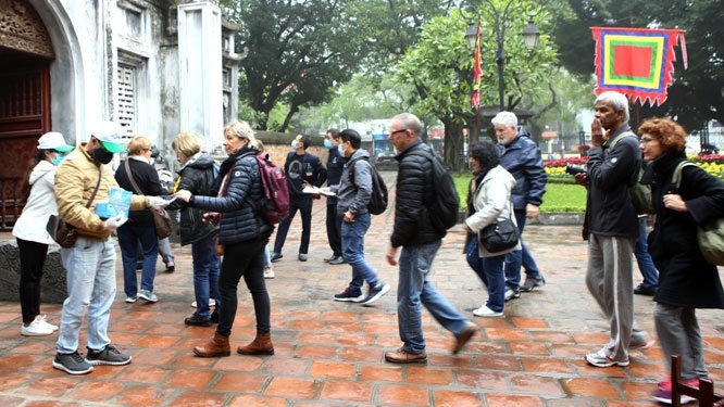 Face masks distributed to visitors at the entrance of Hanoi’s Temple of Literature (Photo: hanoimoi.com.vn)