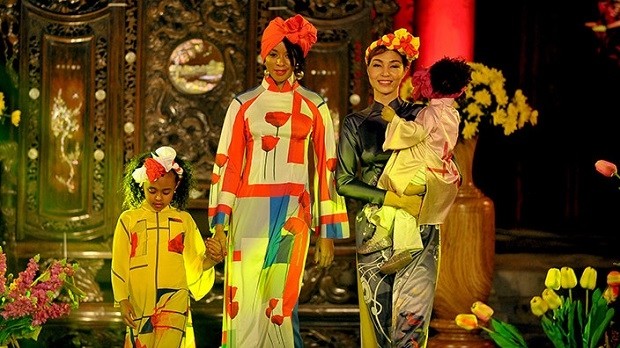 Jovana Benoit, spouse of former Haitian Ambassador to Vietnam (second from left) cat-walking in an Ao dai (Vietnamese traditional long dress) at an Ao Dai Festival held at the Temple of Literature in Hanoi in 2016 (Photo: VGP)