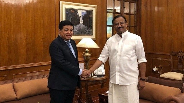 Minister of Planning and Investment Nguyen Chi Dung (L) and Indian Minister of State for External Affairs Shri V. Muraleedharan (Photo: Vietnam Embassy in New Delhi)