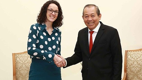 Deputy Prime Minister Truong Hoa Binh (R) and Minister of Higher Education, Research and the Arts of Hessen State Angela Dorn. (Photo: VGP)