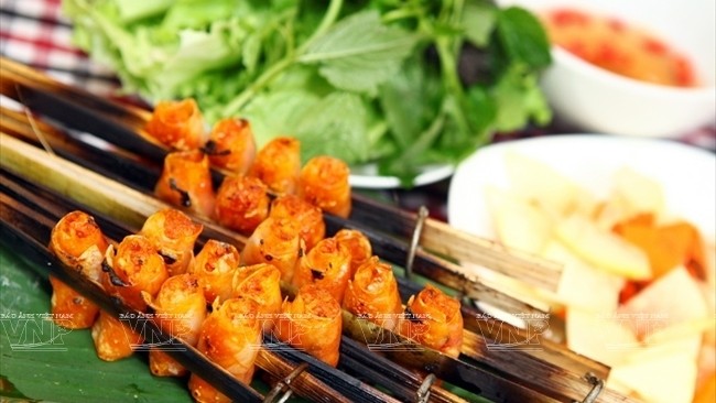 ‘Cha tom’ (grilled shrimp rolls): A delicious dish of Thanh Hoa Province (Photo: Vietnam Pictorial)