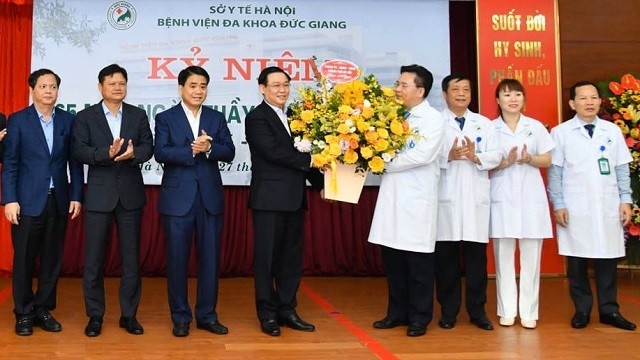 Hanoi Municipal Party Committee Secretary Vuong Dinh Hue (fourth from left) congratulates doctors at Duc Giang General Hospital on the occasion of the 65th anniversary of the Vietnamese Doctors’ Day (February 27, 1955-2020), Hanoi, February 27, 2020. (Photo: Ha Noi Moi)